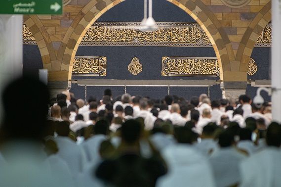 An aerieal view of the Prophet's mosque with its umbrellas, minarets and the Green Dome showing